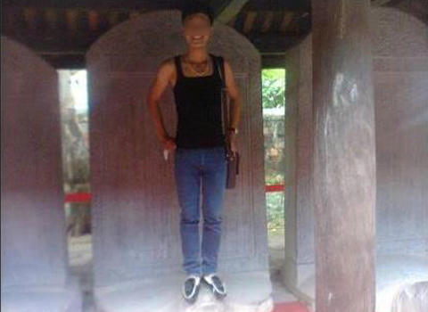 Nam sinh đứng trên đầu rùa ở Văn Miếu - Quốc Tử Giám. Ảnh chụp từ Facebook.