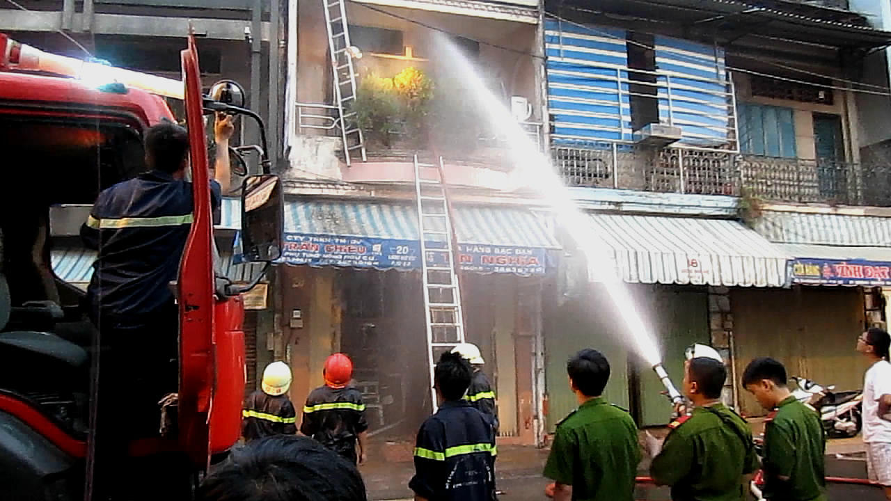 Lính cứu hỏa có mặt tiển khai chữa cháy