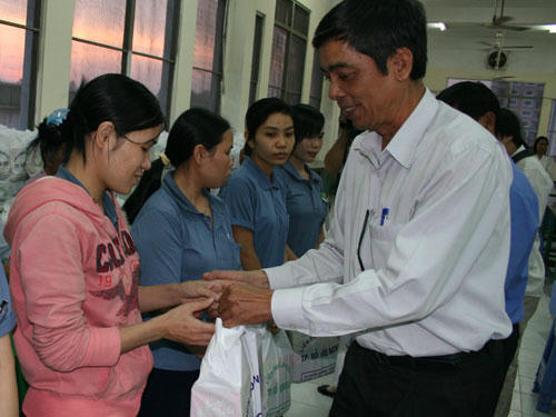 ông Khải thăm công nhân nhân dịp tết Tân Mão