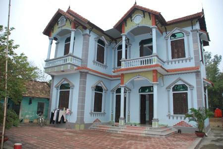 Ngôi nhà to như biệt thự của một chủ đại lý thu mua rác.