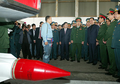 Thủ tướng Nguyễn Tấn Dũng đã tham quan các máy bay Su-30MK2 thuộc Đoàn không quân Yên Thế. Su-30MK2 là loại máy bay tiêm kích đa năng, có thể tiêu diệt các mục tiêu trên không bằng tên lửa điều khiển tầm trung và tầm ngắn, tiêu diệt các mục tiêu mặt đất và mặt nước bằng các loại vũ khí có độ chính xác cao.