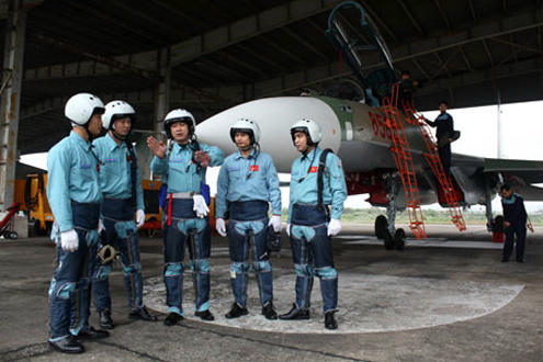 Trong buổi đi thăm Trung đoàn Không quân 923, Sư đoàn 371, Quân chủng Phòng không không quân tại huyện Thọ Xuân, Thanh Hóa, Thủ tướng yêu cầu đơn vị diễn tập các phương án sát với thực tiễn; sẵn sàng chiến đấu cao và chiến thắng khi có tình huống xảy ra; không để bị động bất ngờ trước mọi tình huống.