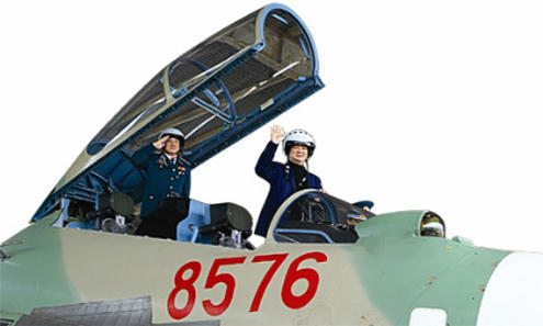 Thủ tướng trực tiếp thị sát chiến đấu cơ Su-30MK2.