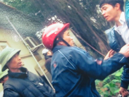 Hình ảnh cuộc xô xát giữa người dân và người của công ty FLC, trong ảnh người đội mũ bảo hiểm màu đỏ là bí thư chi bộ Đoàn Văn Đàn