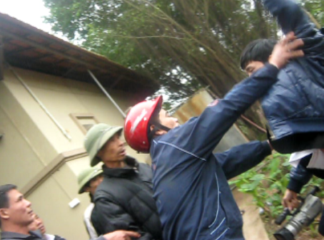 Ông Đoàn Văn Đàn, Bí thư chi bộ thôn An Lão Giữa tấn công nhân viên trong Công ty cổ phần FLC Travel  