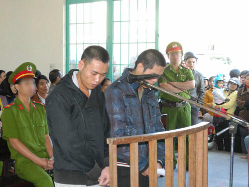 Phạm Hữu Hiếu (bên trái) và Vũ Văn Dũng tại tòa