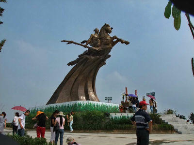 Tượng đài Thánh Gióng