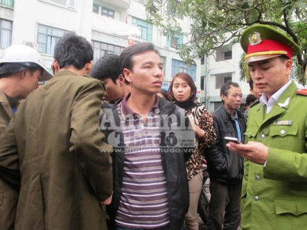 Lái xe taxi bị khống chế, đưa về cơ quan công an