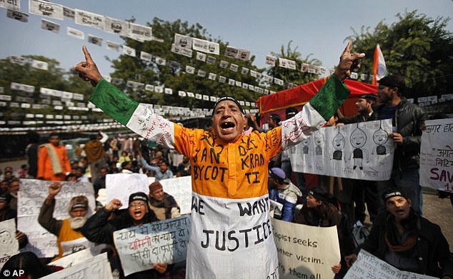 Người Ấn Độ biểu tình phản đối các vụ hiếp dâm. Ảnh: Dailymail