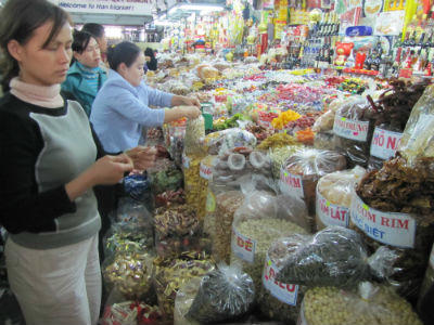 Bánh, mứt, kẹo ngoại đang được khách hàng chọn mua nhiều trong năm nay (ảnh chụp tại chợ Hàn)