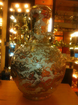 Giám đốc một công ty vàng bạc đá quý ở Hà Nội cho biết năm  nay công ty của anh không nhận được nhiều đơn hàng gia công  quà tặng có giá trị lớn như mọi năm nhưng những yêu cầu có  giá trị dưới trăm triệu thì không thiếu