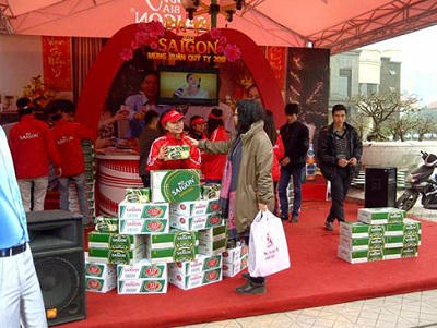 Bia Sài Gòn “xuống phố” đón Tết Hà Nội. Ảnh: MH