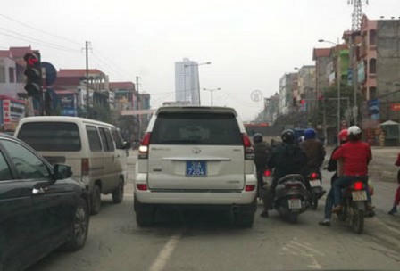 Miễn bình luận về sự ngang ngược của chiếc xe biển xanh này