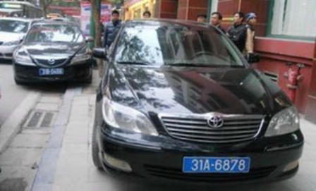 Quan đã đứng thì phải có bầu có bạn.