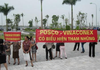 Hàng loạt băng rôn đỏ với những dòng chữ “Khách hàng Splendora kiến nghị chủ đầu tư”, “Yêu cầu Posco - Vinaconex trả lại công bằng cho dân” được khách hàng trưng lên ngay Ban Quản lý dự án, hoặc kéo đến trụ sở trên đường Láng Hạ của Vinaconex