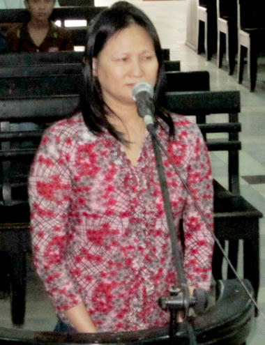 Bị cáo Thúy khóc nhiều khi thừa nhận hành vi giết chồng. Ảnh: Hoàng Văn