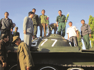 Cài hoa tưởng nhớ đồng đội trên chiếc xe tăng anh hùng 377