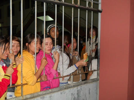 Hàng trăm công nhân Công ty L.K Quảng Nam bao vây trụ sở công ty để đòi tiền thường Tết.