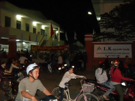 Đến hơn 21h tối cánh cửa chính được mở ra để công nhân ra về.