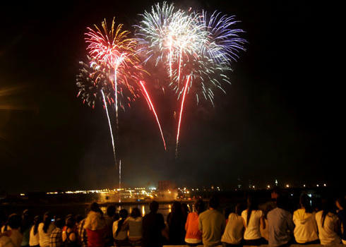 Nếu ngắm pháo hoa ngoài trời miễn phí thì dịch vụ tiệc tùng xem pháo hoa trên các cao ốc, nhà hàng, quán bar, cà phê hạng sang lên đến vài triệu đồng.