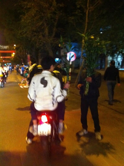 Sau khi pháo hoa kết thúc, mọi người cùng nhau mua những cây lộc, túi lộc về nhà