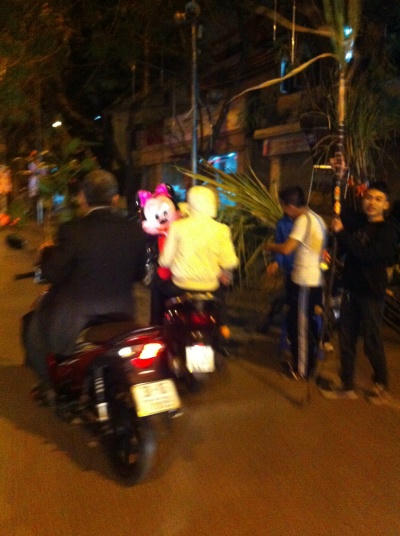 Nhiều người tập trung để mua 