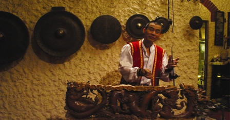 NS Hoàng Anh Tú đang biểu diễn