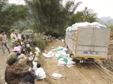 Một vụ bắt gạo lậu tại huyện Trà Lĩnh năm 2012. (Ảnh: Hải quan Cao Bằng)