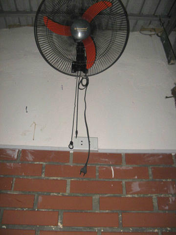 Bên trong mỗi buồng được trang bị quạt, ghế... đơn giản