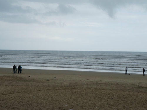  Người nhà trông ngóng tìm thi thể của nạn nhân Hoàng. 