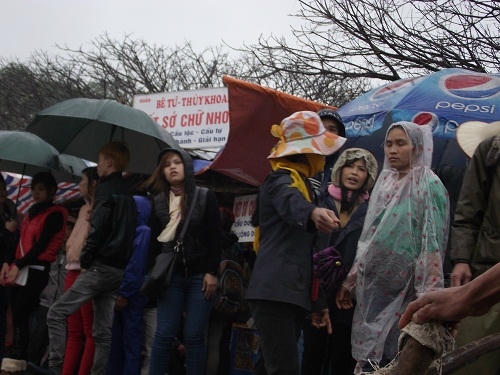 Chèo kéo, nhồi nhét thêm khách khi tới bến đền Trình.