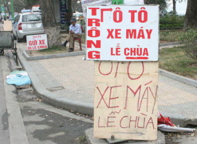 Dù cơ quan chức năng đã rào đón hàng loạt biện pháp, phí giữ xe vẫn chặt đẹp du khách đầu Xuân