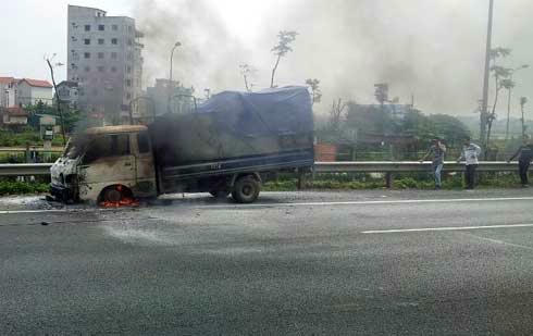 Phần đầu chiếc xe bị hư hỏng nặng.