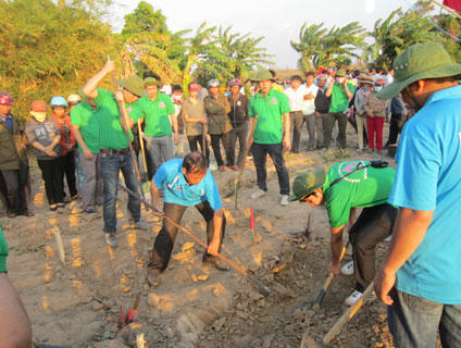 Đoàn cất bốc của NHCSXHVN đào bới tìm kiếm mộ liệt sĩ.