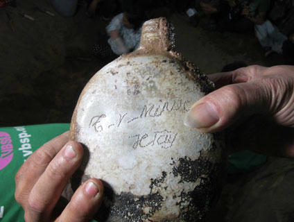 Chiếc bình toong lưu rõ ràng tên liệt sỹ.