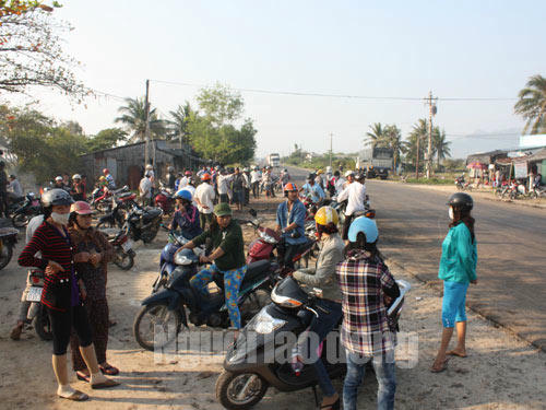 Người dân tụ tập tại hiện trường vụ tai nạn.