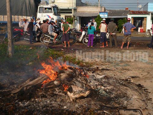 Người dân đốt những vật dụng của các nạn nhân bị hư hỏng, để lại tại hiện trường