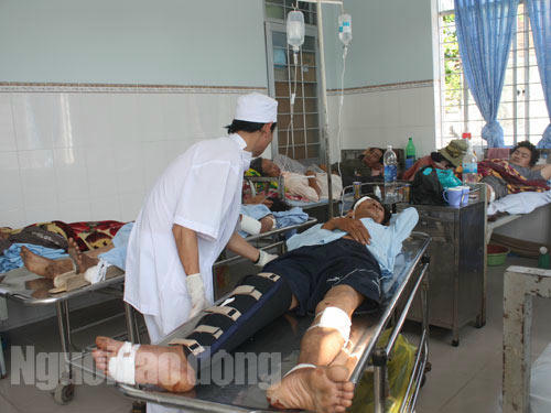 Các nạn nhân đang được cấp cứu tại Bệnh viện Cam Ranh