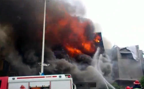 Ngọn lửa bốc lên lúc 12h15.