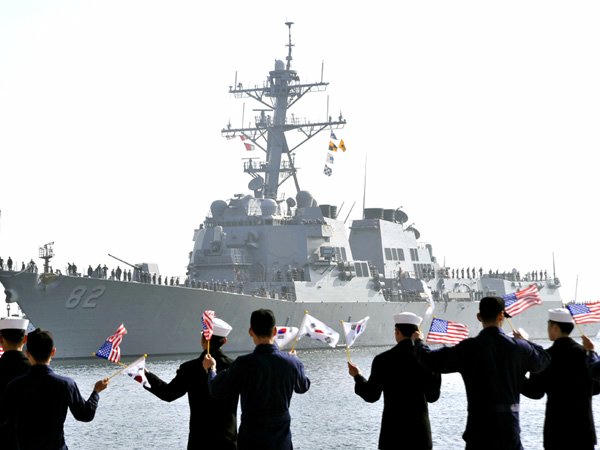 Tàu khu trục USS Lassen (DDG 82) đến cảng Donghae để chuẩn bị cho cuộc tập trận. Ảnh: AP