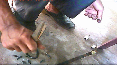 hành vi ném đinh, rải đinh hoặc vật sắc nhọn khác, đổ dầu nhờn hoặc các chất gây trơn khác trên đường bộ, chăng dây hoặc các vật cản khác qua đường gây nguy hiểm trực tiếp đến người và phương tiện tham gia giao thông