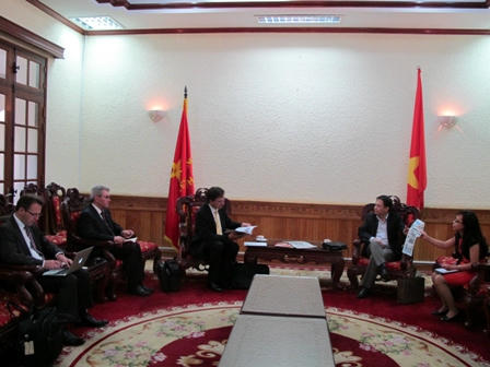  ông Michel Merlotti mong muốn Báo tiếp tục đẩy mạnh thông tin về lĩnh vực này, đồng thời cũng tin tưởng Việt Nam sớm hoàn tất các thủ tục để gia nhập Liên minh công chứng quốc tế