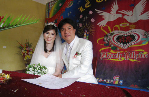 Vợ chồng trẻ Vũ Văn Quang và Trịnh Thị Lan dù công tác xa cả nghìn cây số vẫn quyết định về quê làm đám cưới.