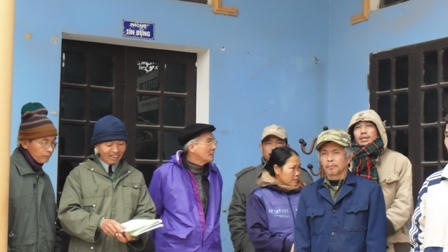  Người dân tụ tập trước cửa phòng tín dụng đòi rút tiền.