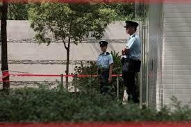 Cảnh sát trước căn hộ phát hiện thi thể các nạn nhân. Ảnh: Internet