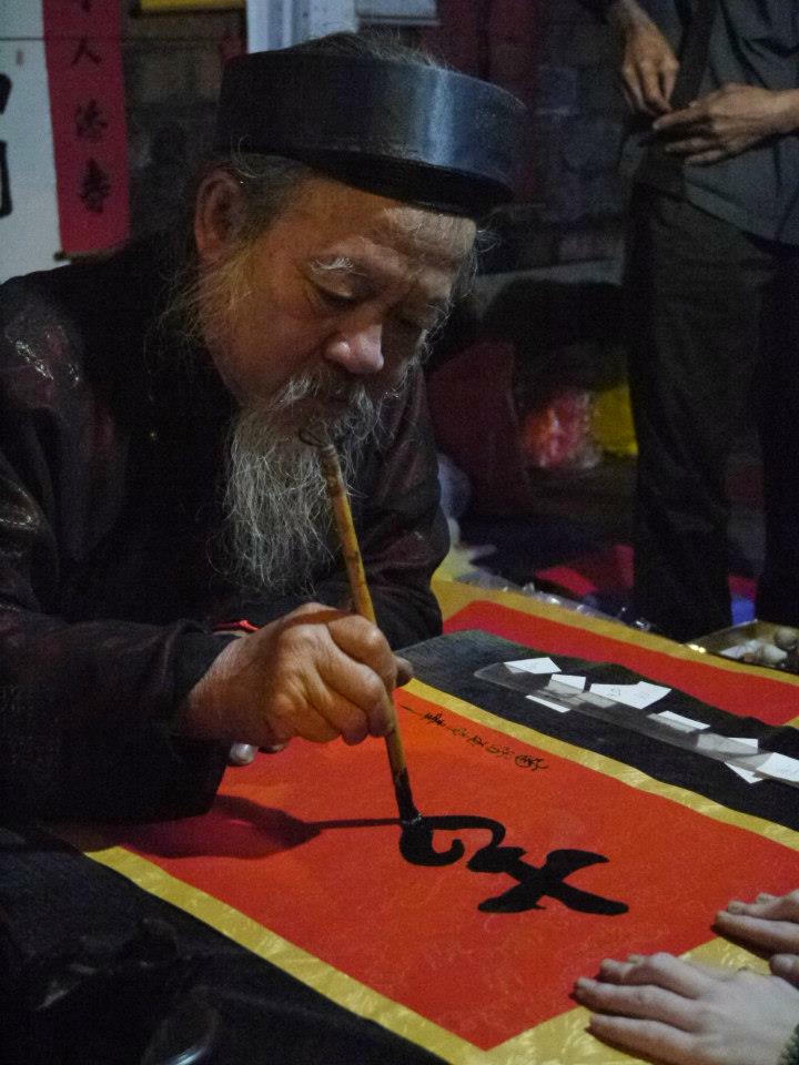 Hình ảnh ông Đồ tràn ngập phố xá Hà Nội vào những ngày tết.