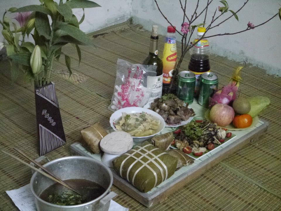  Mâm cơm ngày tết của người Việt Nam mà chính tay ông Francesco Azzolio  làm.