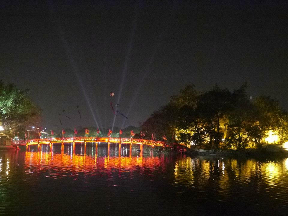  Cầu Thê Húc lung linh vào ban đêm trên Hồ Gươm