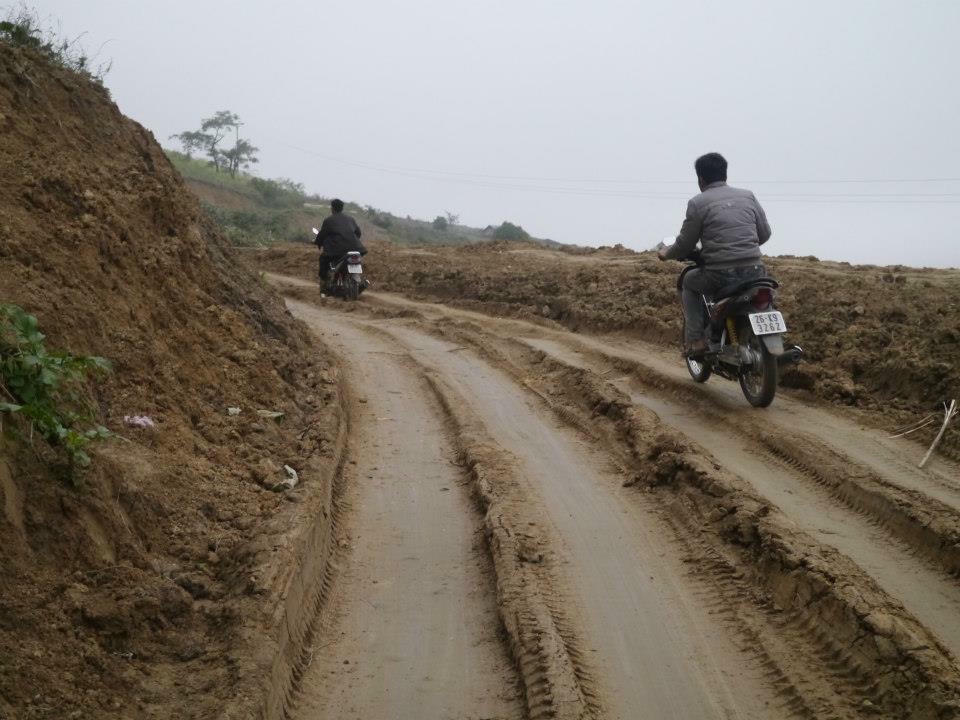  Giao thông lầy lội vào mùa mưa ở một số dân tộc thiểu số Việt Nam