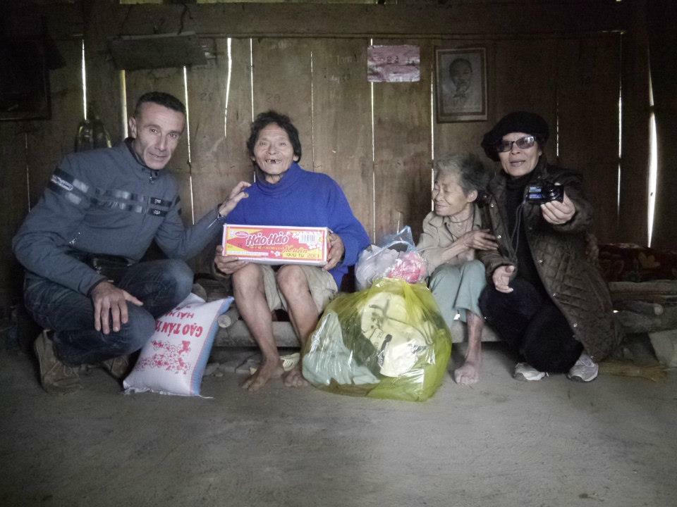 Ông Francesco Azzolio (ngoài cùng tay trái) được chính quyền địa phương dẫn đến thăm người nghèo nhất huyện Kim Bon, tỉnh Sơn La.